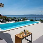 Seaview Elza With Heated Pool, Summer Kitchen, Gym, Seaviews