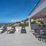 Seaview Elza With Heated Pool, Summer Kitchen, Gym, Seaviews *