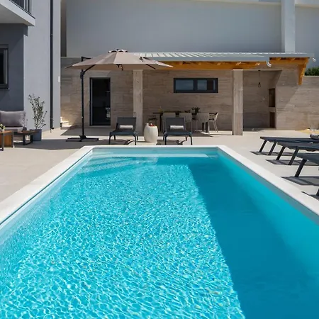 Seaview Elza With Heated Pool, Summer Kitchen, Gym, Seaviews *