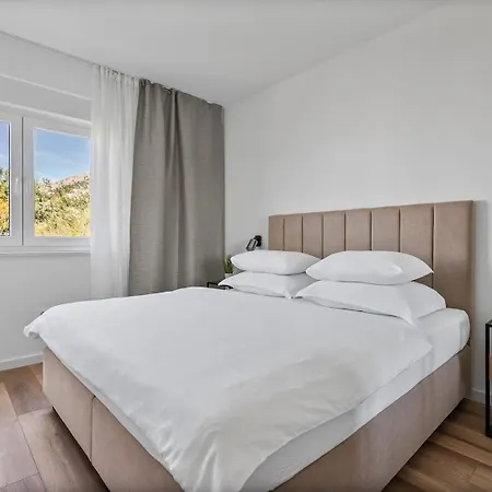 Seaview Elza With Heated Pool, Summer Kitchen, Gym, Seaviews